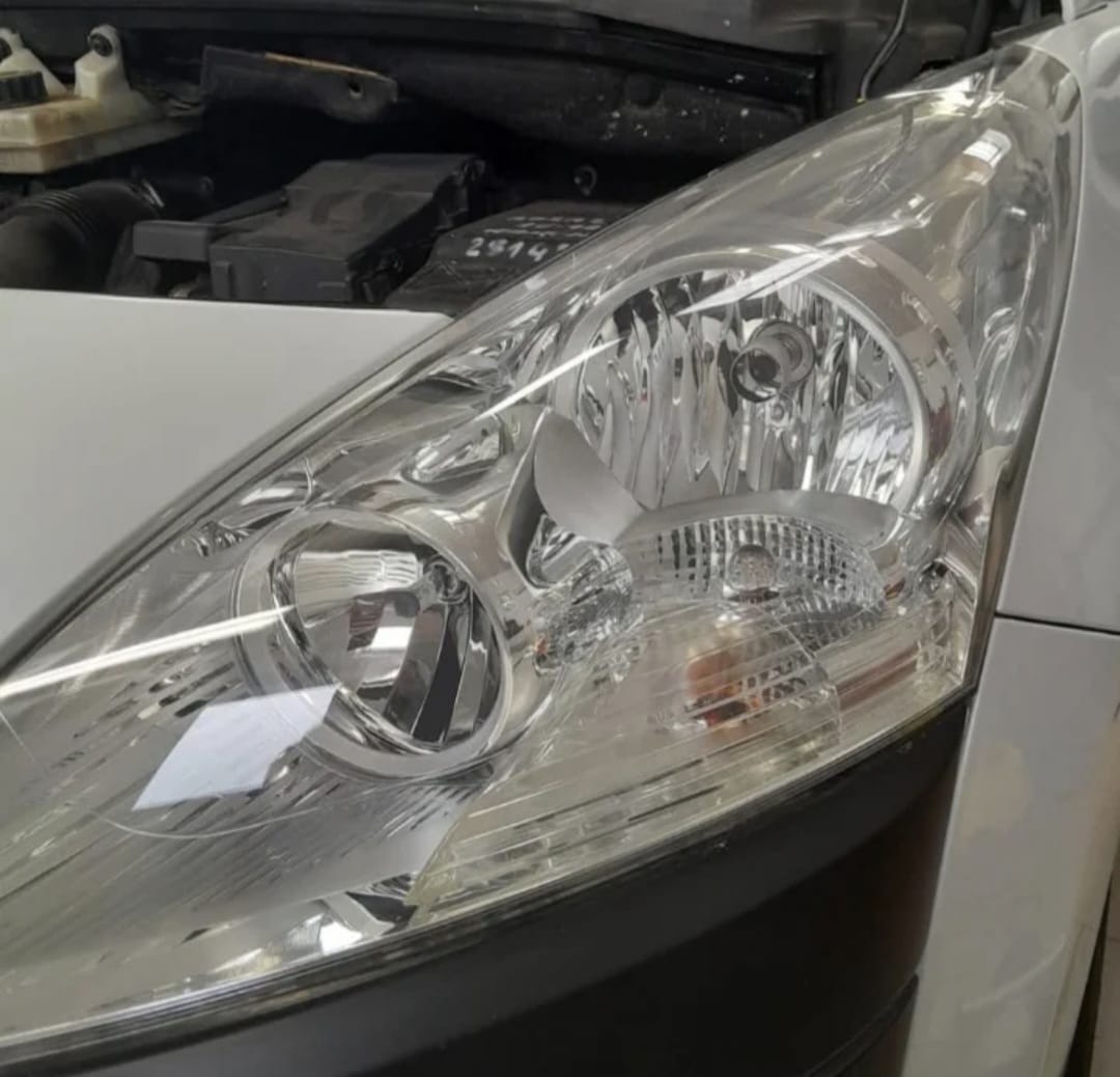 Polerowanie lamp i reflektorów samochodowych – Gold Car Autodetailing